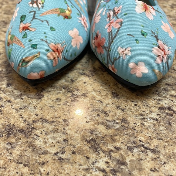 Soft Style by Hush Puppies Flats. Blue Floral Bird Design. Size 8.5. Like New! - Picture 3 of 10